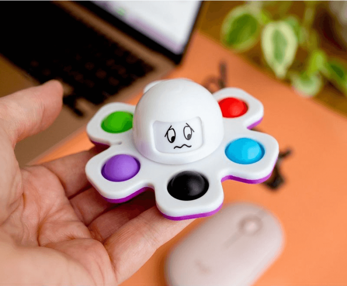 UTGATT5 - Fidget toy pop it spinner blckfisk - Vit