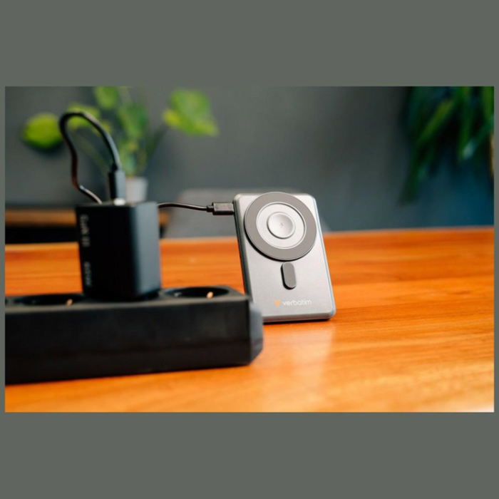 Verbatim - Verbatim MagSafe Powerbank 5000mAh 15W 2xUSB-C Kablar n Go - Grå