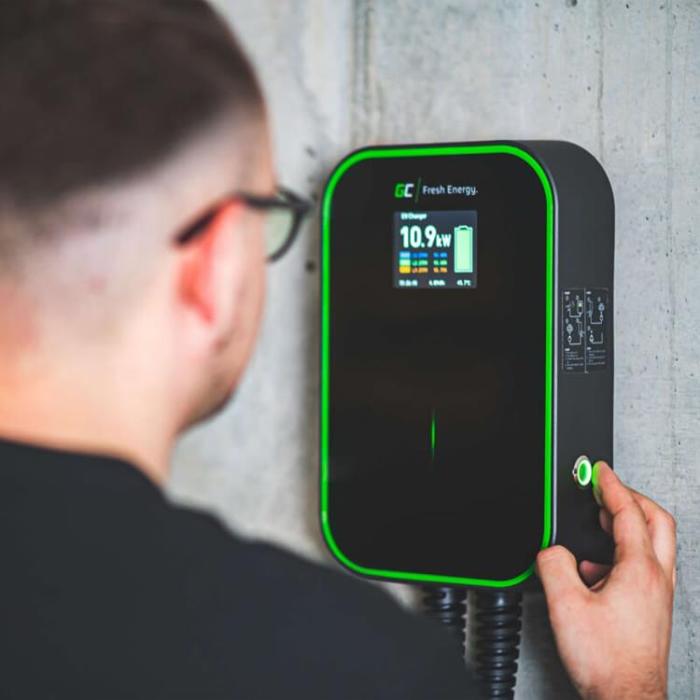 UTGATT1 - GREENCELL LaddBox Elbil med Kabel EV14 Typ2 6.5m 22kW 32A LCD IP66 - Svart