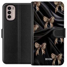 iSecrets - Pl&aring;nboksfodral till Motorola Moto G31 med Leopard Bow