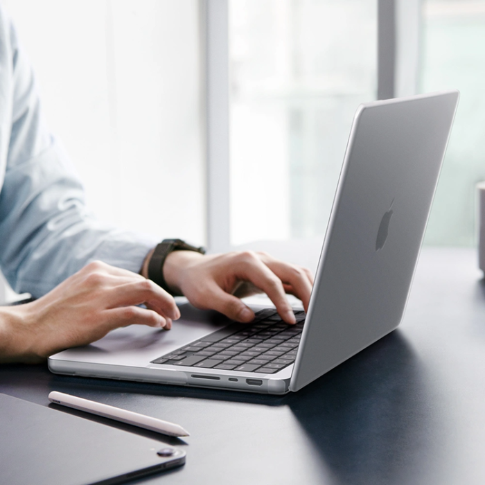 Spigen - Spigen Skal För Macbook Pro 16 Airskin - Frost Clear