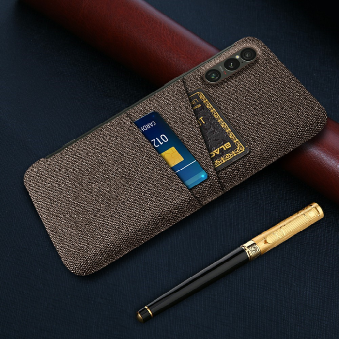 A-One Brand - Sony Xperia 1 VII Mobilskal med Dual Kortfack Tyg + PC - Brun