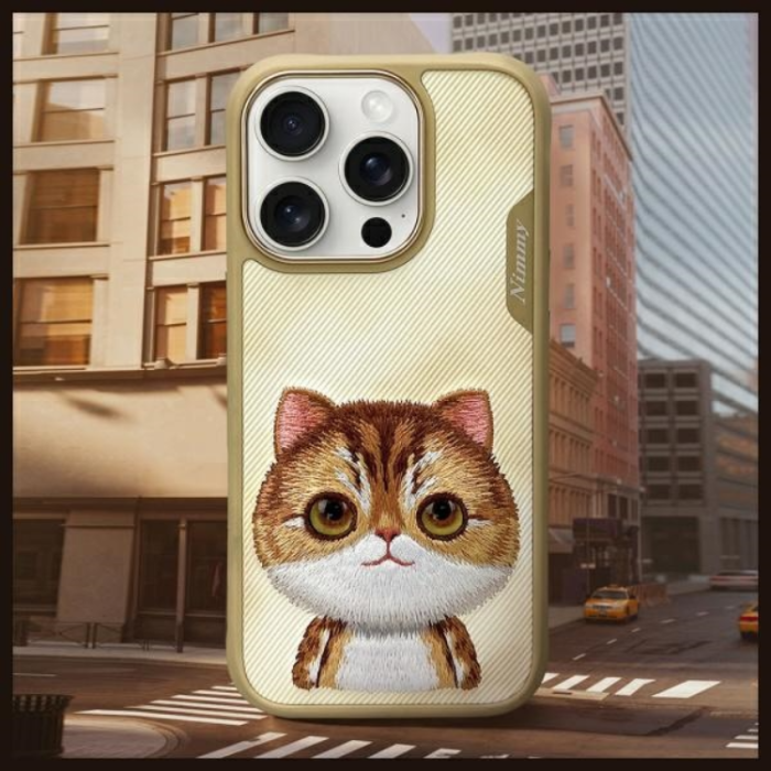 NIMMY - Nimmy iPhone 16 Pro Max Mobilskal Big Eyed Pet 2.0 Cat - Khaki