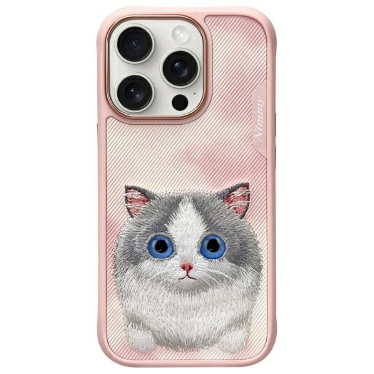 Nimmy iPhone 16 Pro Max Mobilskal Big Eyed Pet 2.0 Cat - Rosa | 2353 | AlltMobil