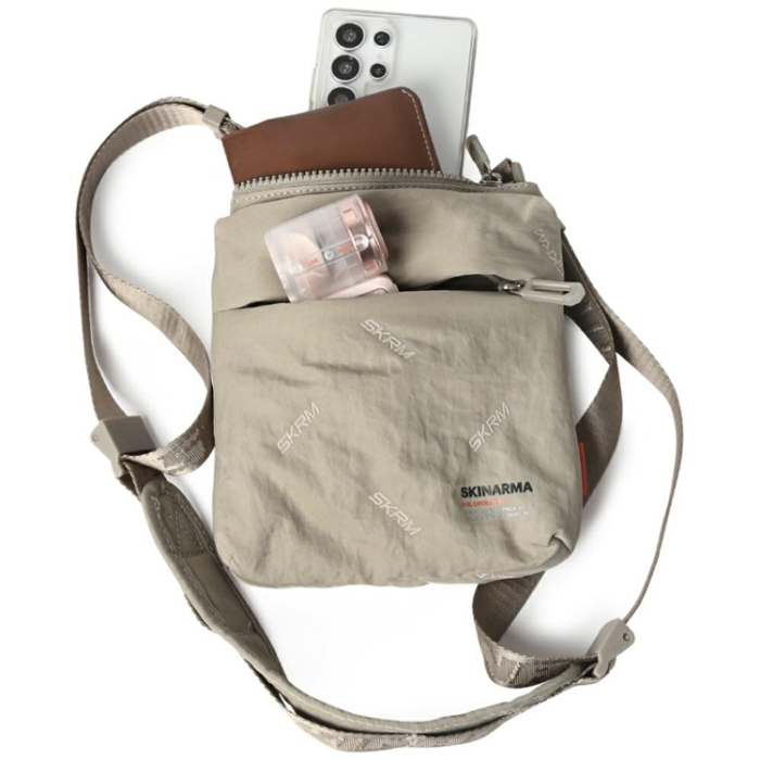 Skinarma - Skinarma Crossbody Väska Jax - Beige