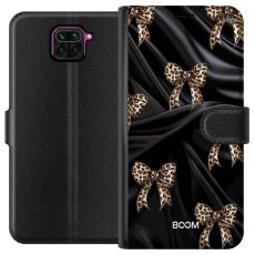 Gustaf - Pl&aring;nboksfodral till Xiaomi Redmi Note 9 med Leopard Bow