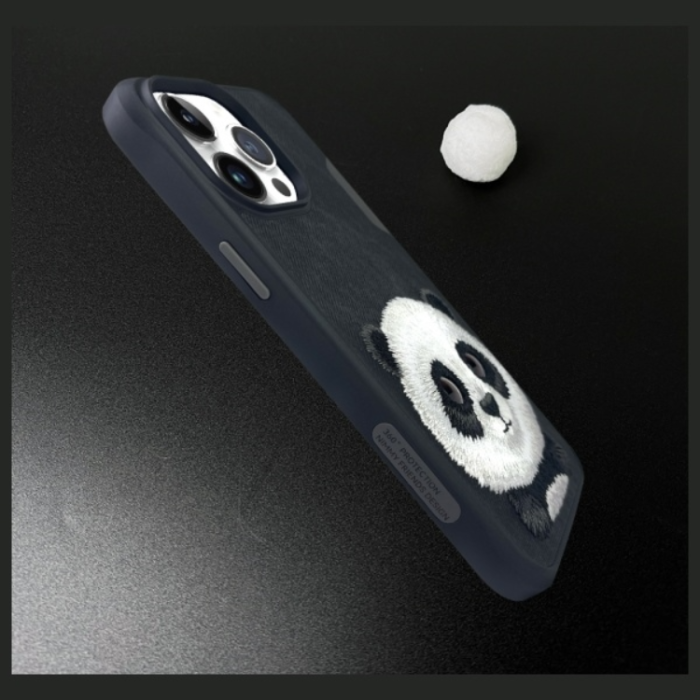 NIMMY - Nimmy iPhone 15 Pro Mobilskal Big Eyed Pet 2.0 Panda - Svart