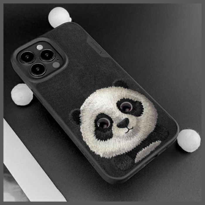 NIMMY - Nimmy iPhone 15 Pro Mobilskal Big Eyed Pet 2.0 Panda - Svart