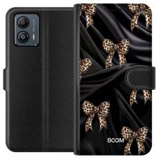 iSecrets - Pl&aring;nboksfodral till Motorola Moto G53 med Leopard Bow