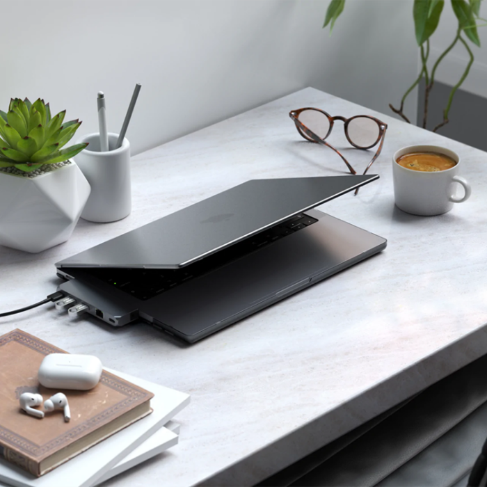 Satechi - Satechi MacBook Pro 16-tum (2021/2022) Skal Eco Hårt - Mörk Transparent
