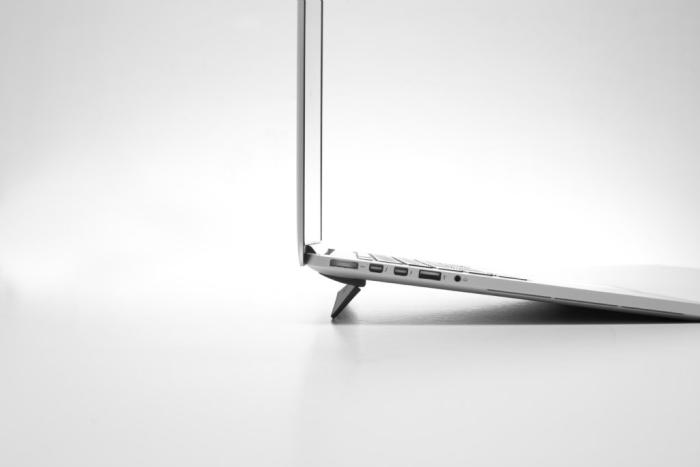 UTGATT5 - Bluelounge Kickflip - Utfällbart och självhäftande MacBook- - Macbook 15