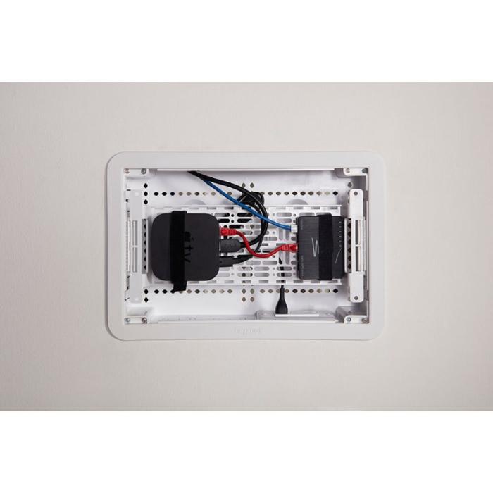 Sanus - SANUS Inbyggd Mediabox 9”