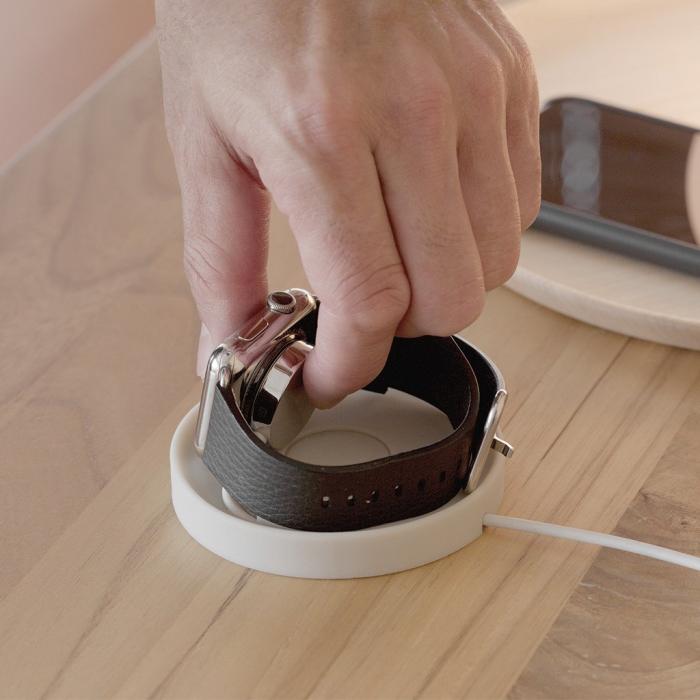 UTGATT5 - Bluelounge Kosta, ljusgrå - Apple Watch laddningsunderlägg