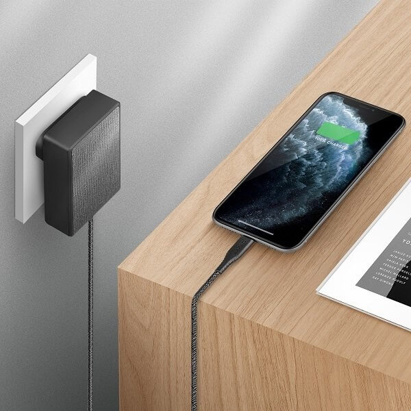 UNIQ
UNIQ USB-C PD 18W MFI + kabel USB-C lightning Svart