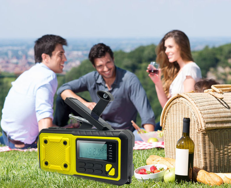 A-One Brand - Vevradio 4000mAh Powerbank med LCD Skärm, Solceller, Ficklampa - Orange
