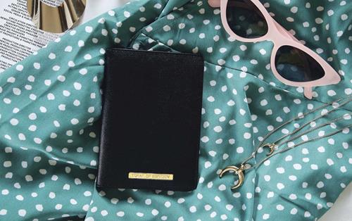 UTGATT4 - iDeal of Sweden Passport Cover - Black